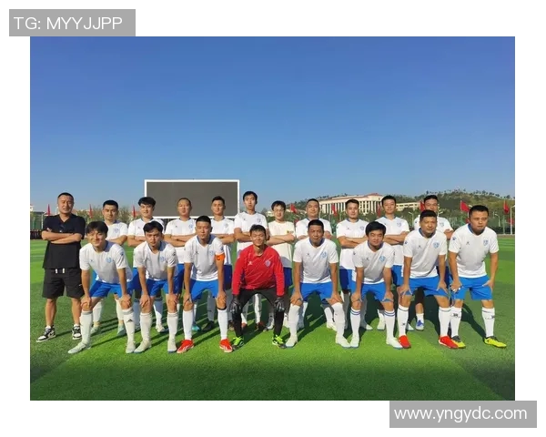 足球明星合影精彩瞬间集锦展现球场风采与友谊的完美结合